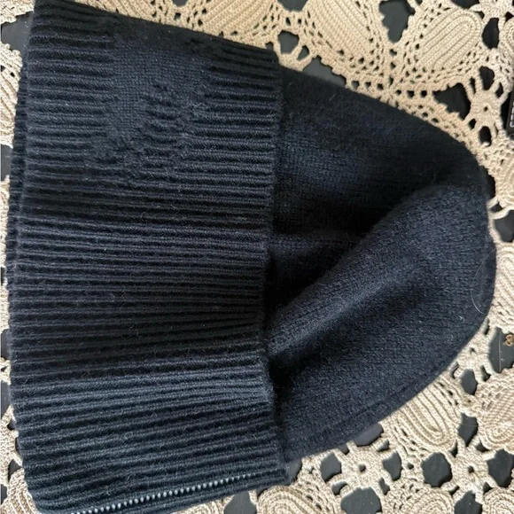 Burberry Logo Crest Embroidery Knitted Cashmere Beanie